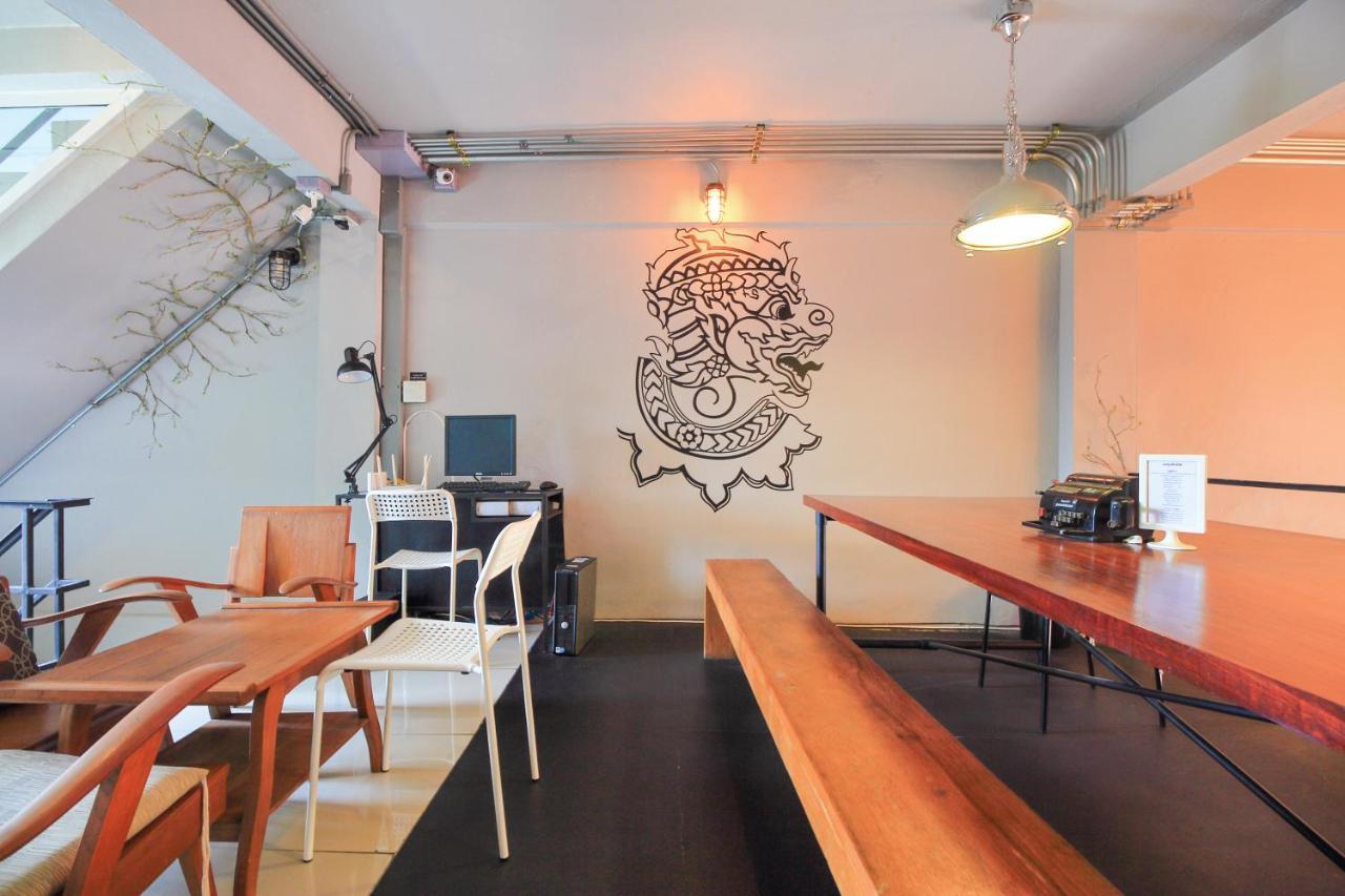Oyo 421 Guyasuka Hostel & Cafe Bangkok Exterior photo